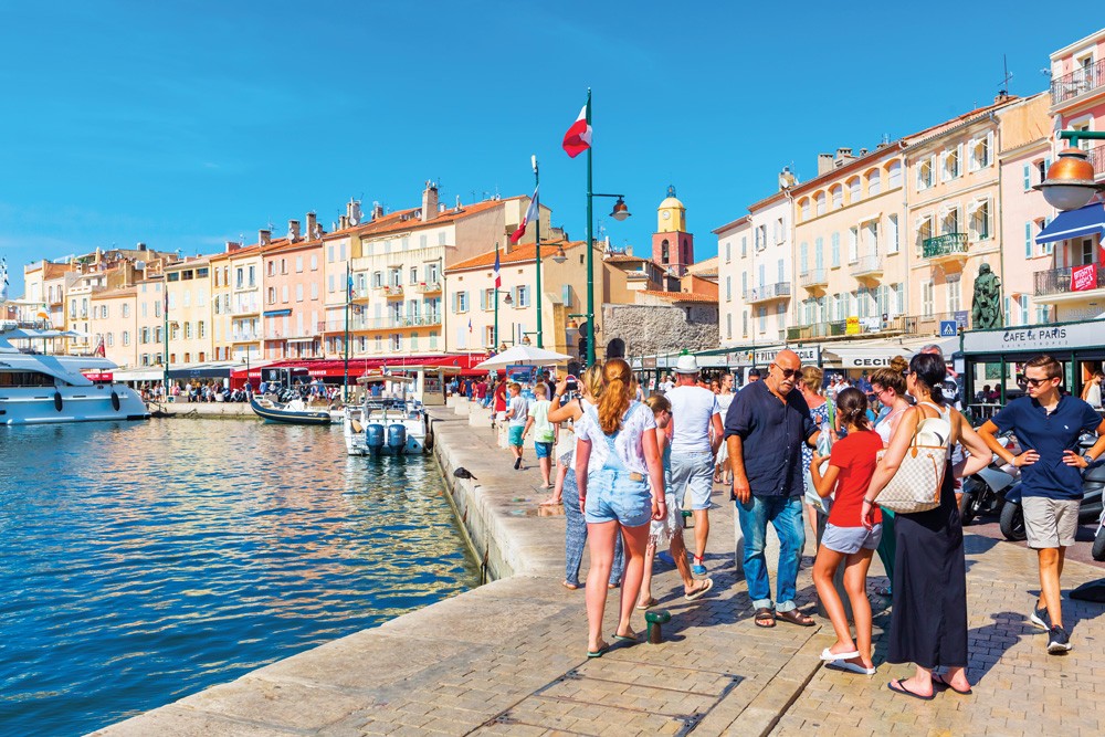 St. Tropez sahili tipik bir Akdeniz kasabası havasında