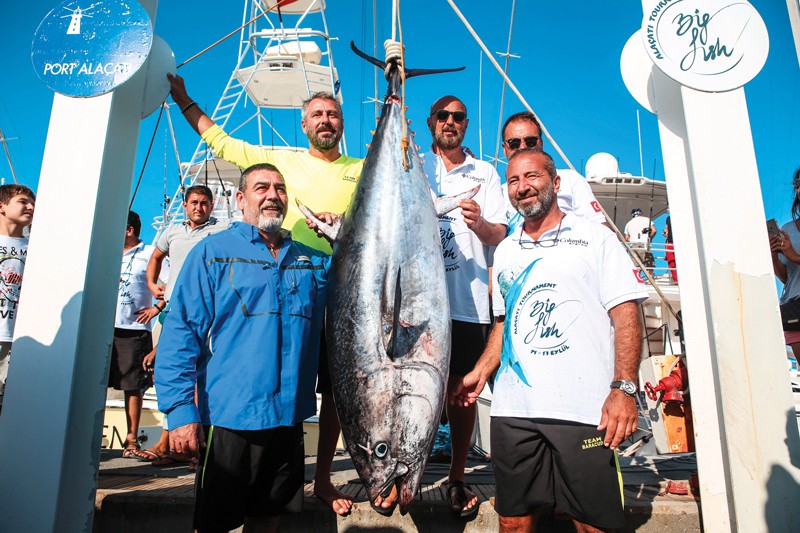 Baracuda ekibi, yakaladıkları 183 cm boyunda 99.6 kg’lık bluefin ile Alaçatı Big Fish'te “En Büyük Balık” ödülünü kazandı.