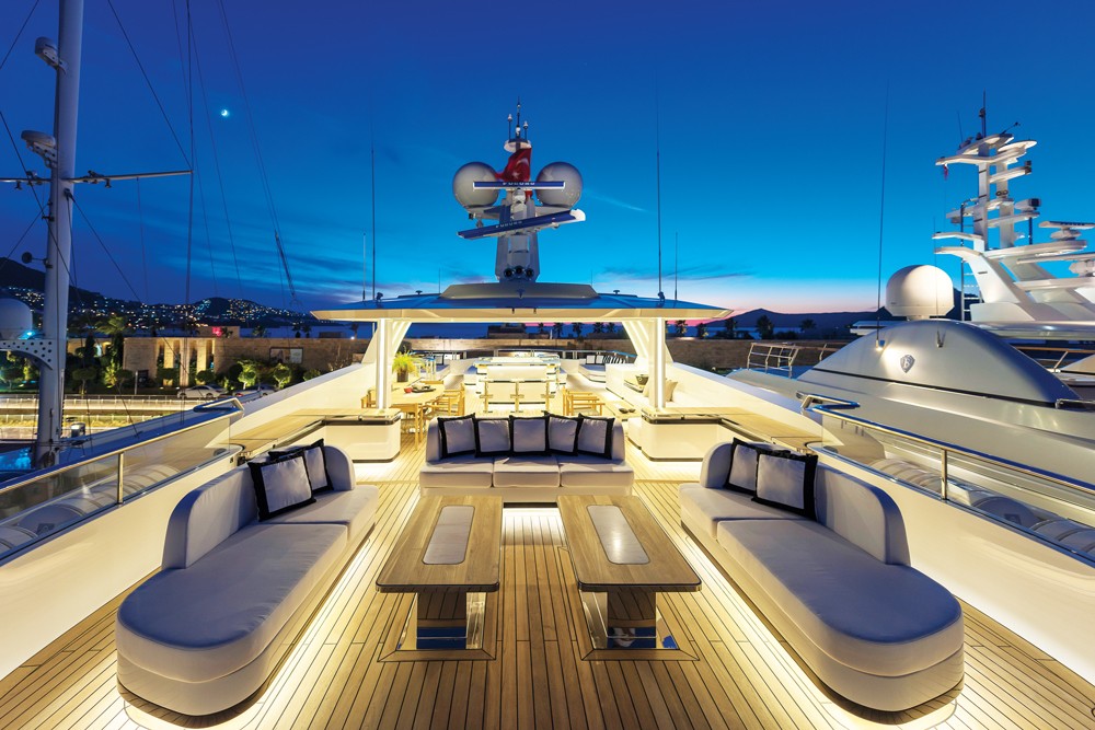 CMB Yachts - Liquid Sky Flybridge