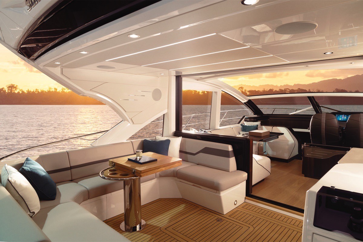 Sunseeker Predator 60 EVO - Havuzuk ve salon bir arada.