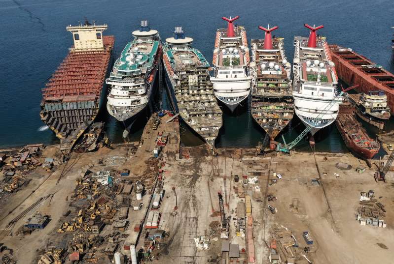 Salgının vurduğu cruise gemileri sökülüyor