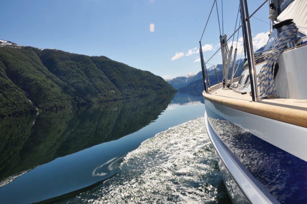 Norveç fiyortlarında bir küçük yelkenli