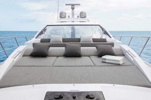 Azimut S6 - Baş güverte dinlenme alanı