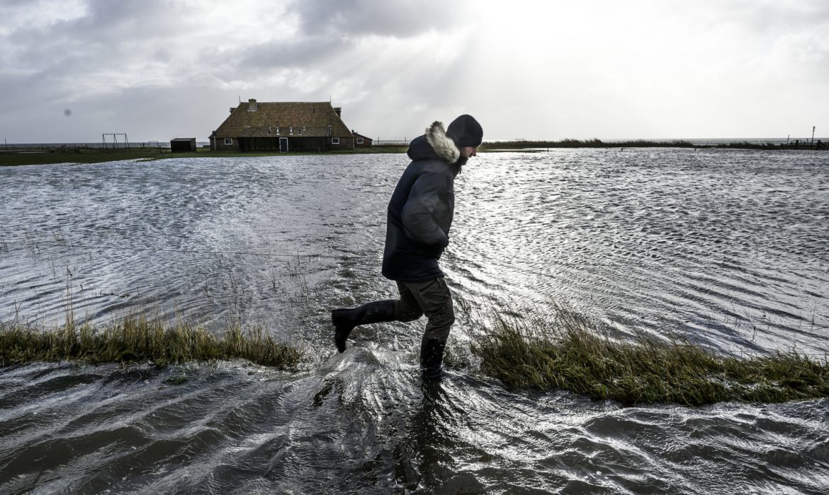 Yükselen Gelgit (Rising Tide) sergisi, iklim değişikliği üzerine bir “uyanma çağrısı” olmayı amaçlıyor.