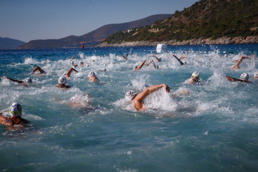 Uluslararası Arena Aquamasters Yüzme Şampiyonası dokuz ayrı branşta iki bin 300 sporcuyu bir araya getirdi.