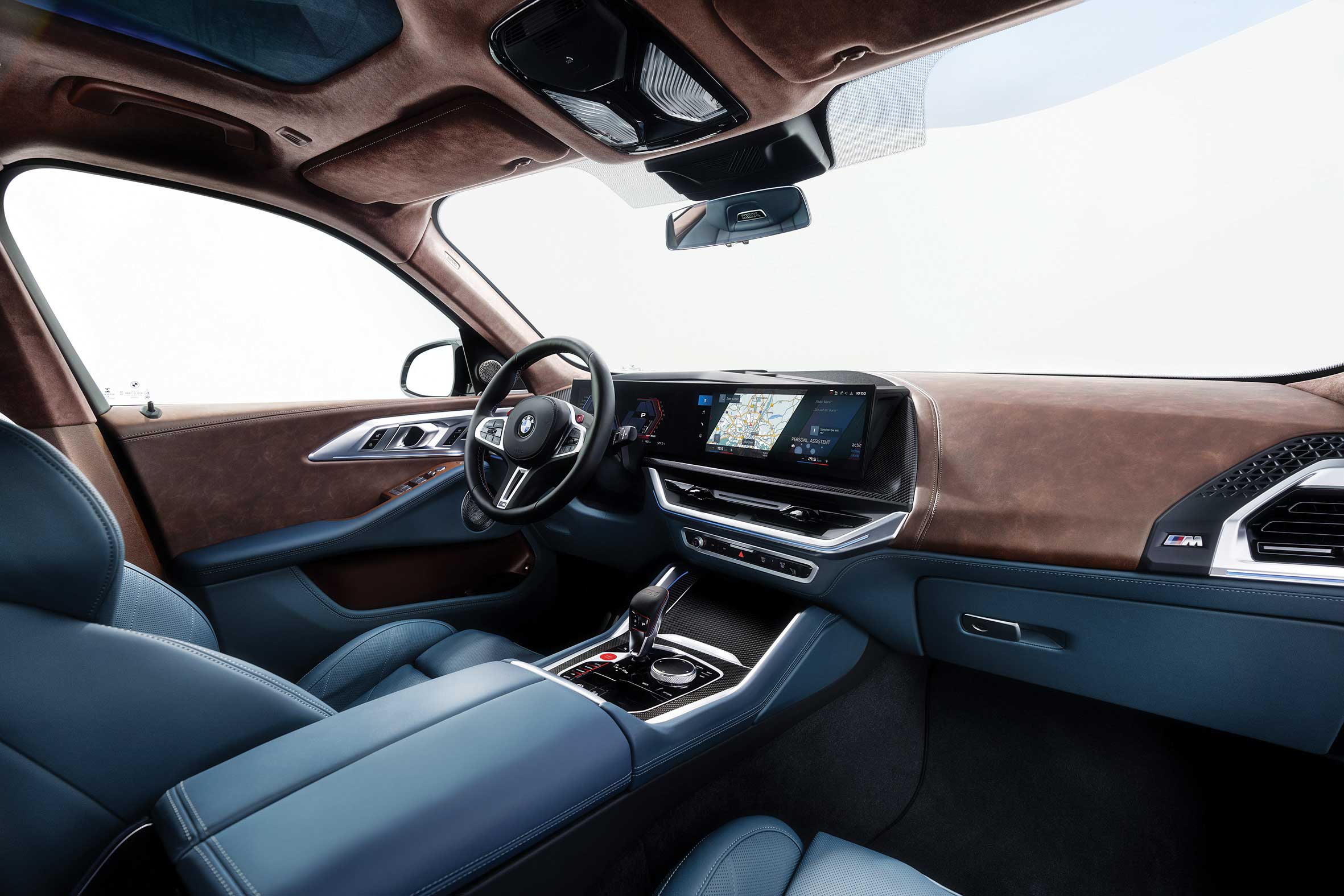 BMW’nin M modellerine özgü kavisli ekran sürüşle ilgili tüm detayları sağlıyor.