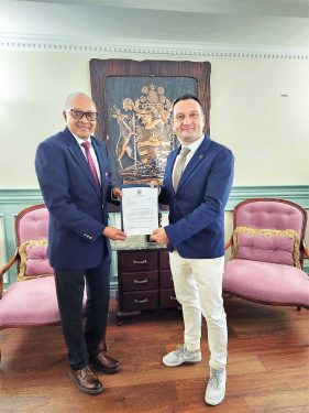 Antigua&Barbuda Başbakanı Gaston Browne ile Burak Tarakçı.