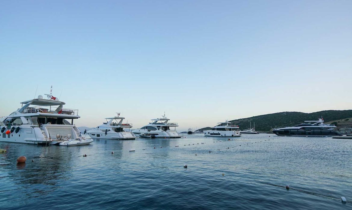 Karina Marine Group ev sahipliğinde gerçekleşen etkinliğe Azimut Yachts sahipleri kendi tekneleriyle katıldılar.