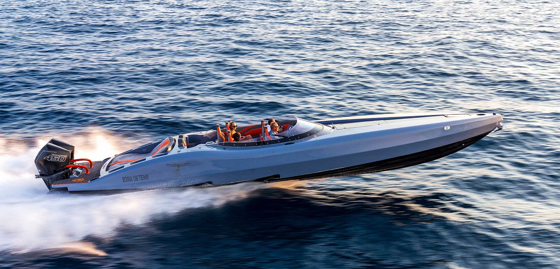 Gladiator 411 Carbon, çift Mercury 450R ile donatılmış.