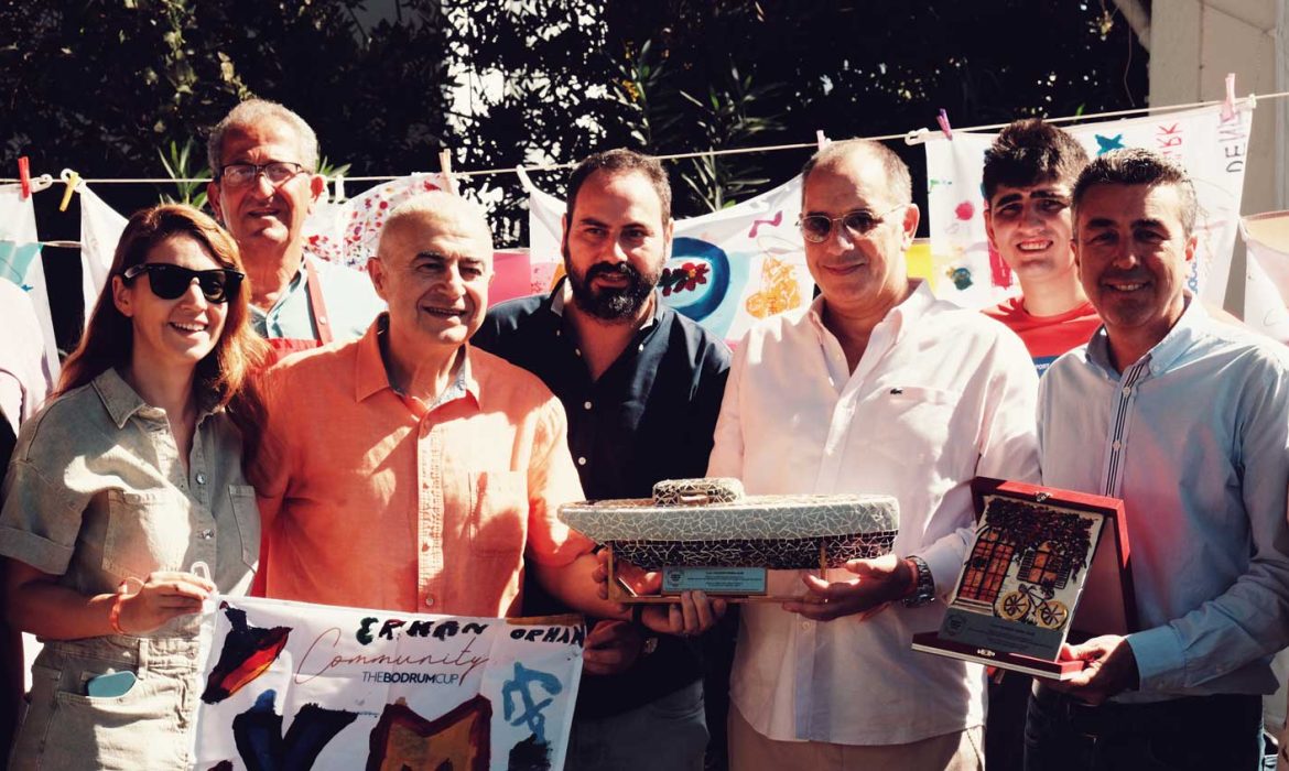 Projeler arasında en dikkat çekici olanı “Yarış Bayraklarını Çocuklarımızla Boyayalım” etkinliği oldu.