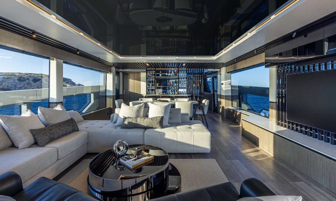 Teknedeki flybridge tasarımını gördükten sonra geleneksel yaklaşımların hepsi sönük kalıyor.