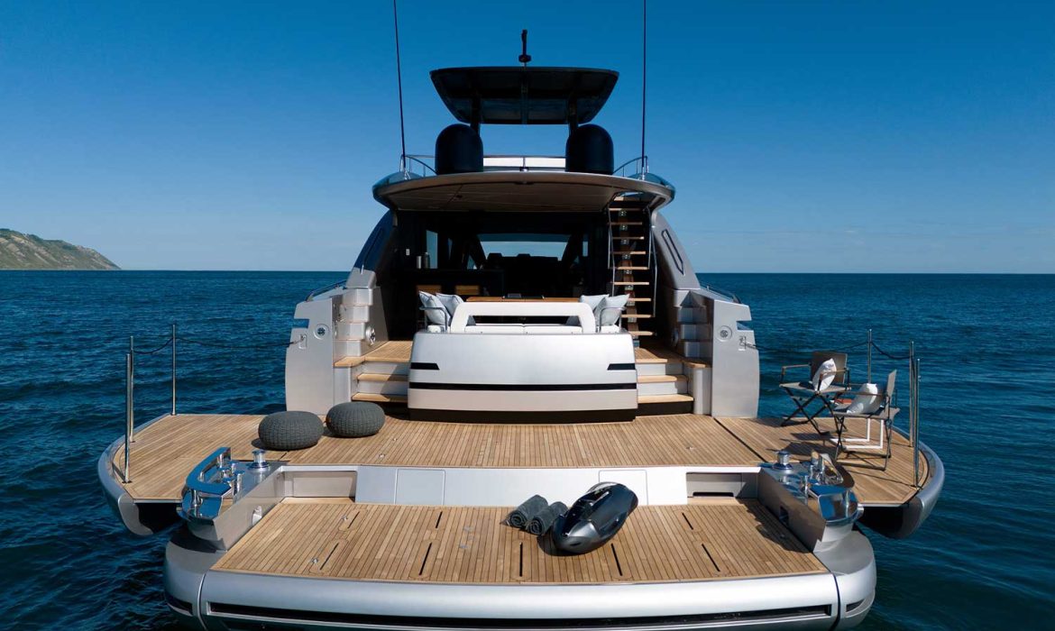 Pershing GTX80'in bordaları açıldığında geniş bir beach club ortaya çıkıyor. Ayrıca çepeçevre güvertelerin kullanılmayışı salona alan kazandırıyor.