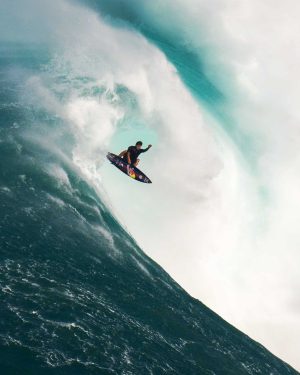 Portekiz’in Nazaré kentinde yapılan yarışmada dünyanın en iyi sörfçüleri mücadele ediyor.
