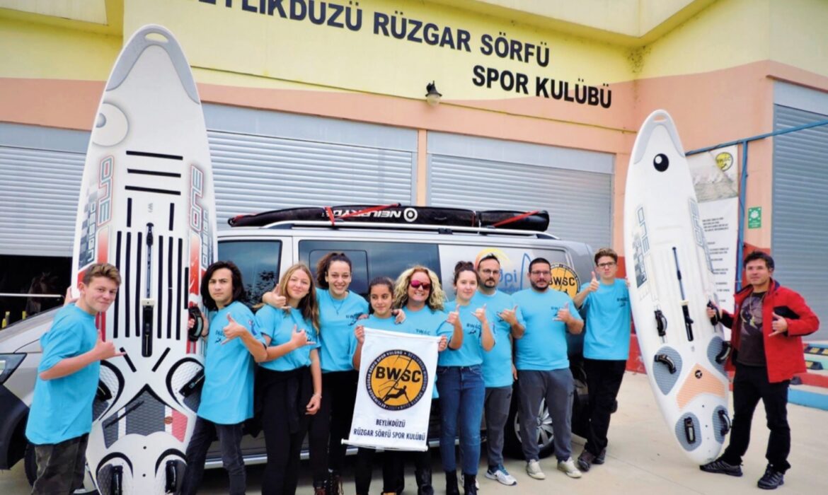 Şenocak, kazalar sonrası yarışmayı bıraksa da Beylikdüzü Windsurf Kulübü’nü kurarak 2007’den beri genç sporcuları su sporlarıyla buluşturdu.