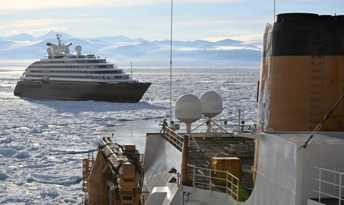 Polar Star Antarktika’da yolcu gemisini buzdan kurtardı