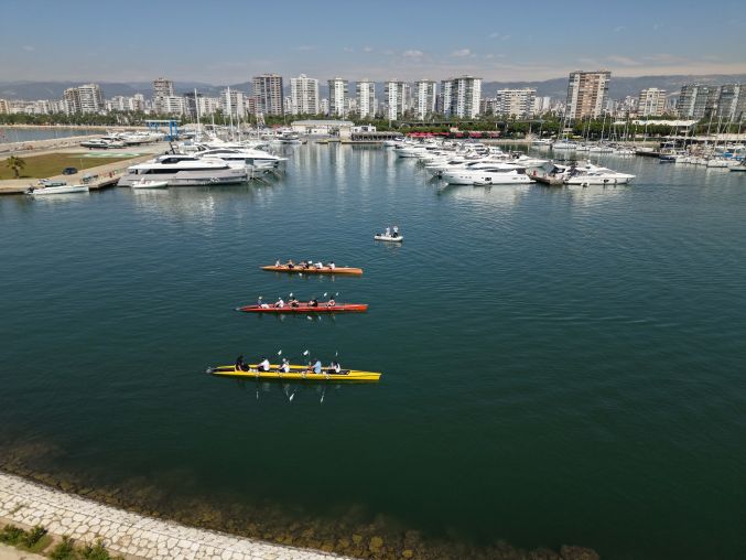 Mersin Marina Denizcilik Şenlikleri kürek yarışları.