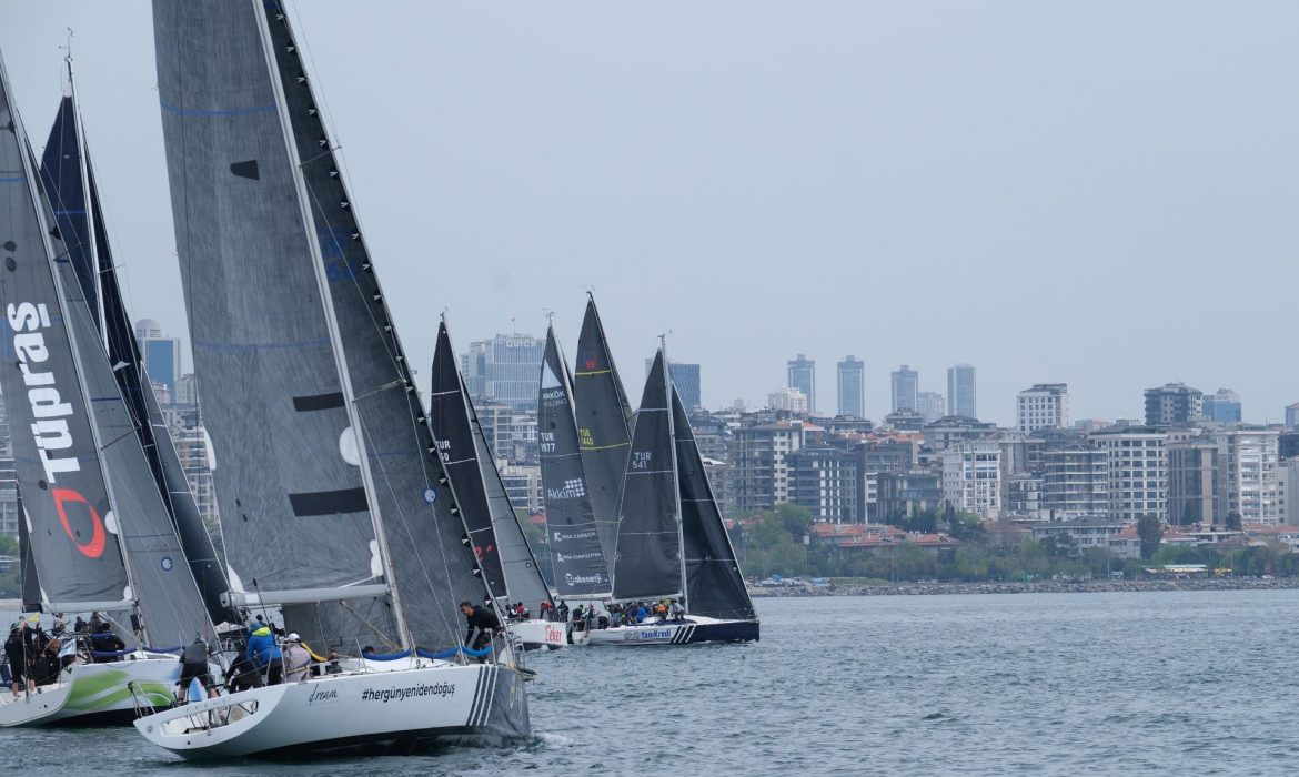 TAYK 2026 açık deniz yarışlarında güvertede takım ruhuyla mücadele eden yelken sporcuları.