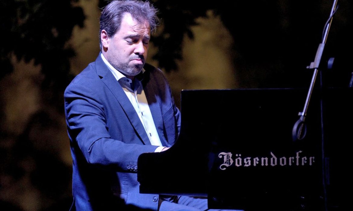 Fransız piyanist Nicolas Bringuier 23. Gümüşlük Müzik Festivali sahnesindeydi